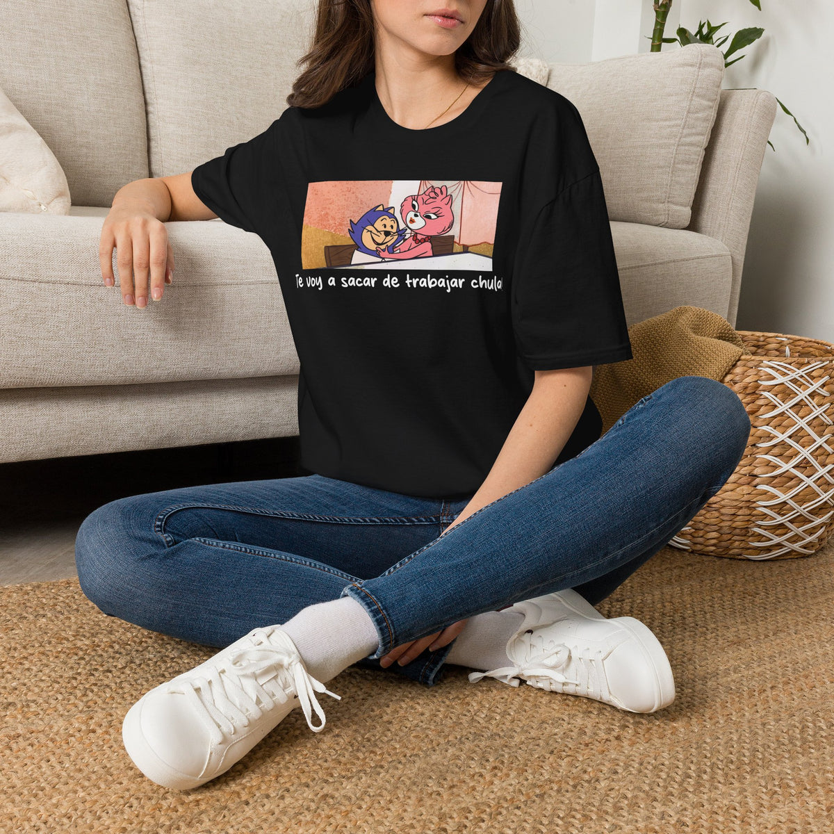 Funny Spanish Cartoon Tee — "Te voy a sacar de trabajar chula" Graphic T-Shirt