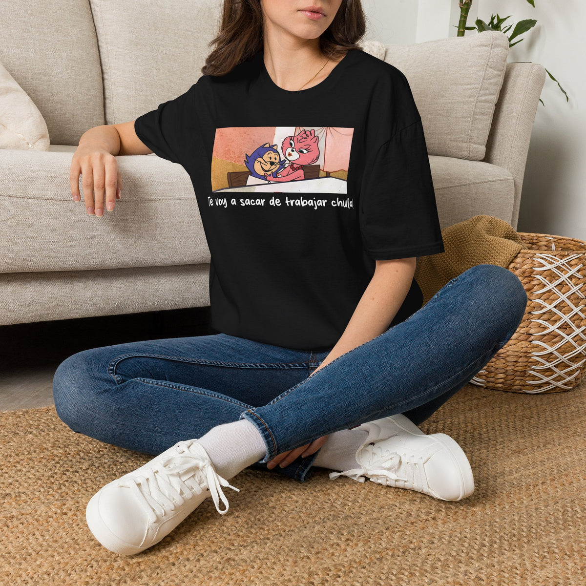 Funny Spanish Cartoon Tee — "Te voy a sacar de trabajar chula" Graphic T-Shirt